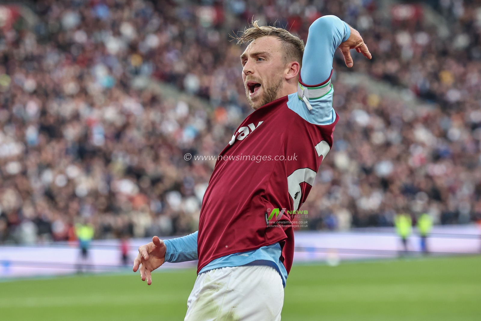 Jarrod Bowen of West Ham United celebrates his goal to make it 2-1 during the Premier League match West Ham United vs Manchester United at London Stadium, London, United Kingdom, 27th October 2024

(Photo by Mark Cosgrove/News Images)
