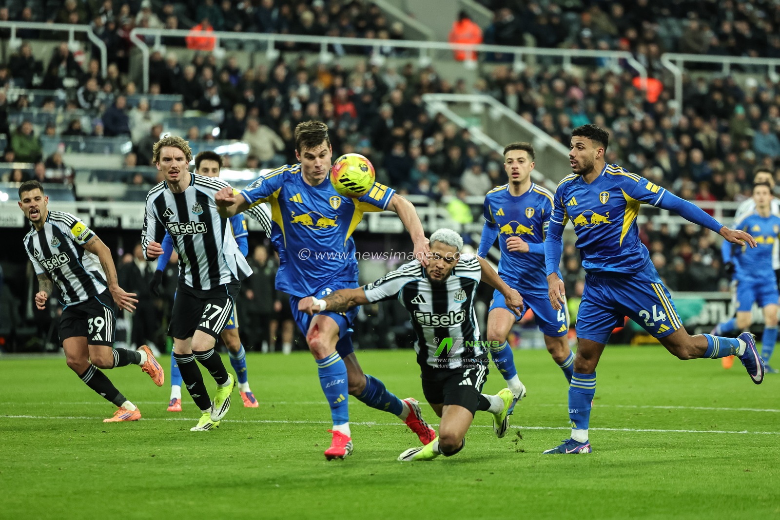 Joelinton of Newcastle Untied goes down in the penalty area as Jaka Bijol of Leeds United challenges, free kick to Leeds for diving during the Premier League match Newcastle United vs Leeds United at St. James's Park, Newcastle, United Kingdom, 7th January 2026

(Photo by Mark Cosgrove/News Images)

*** GER AUT SUI OUT ***
