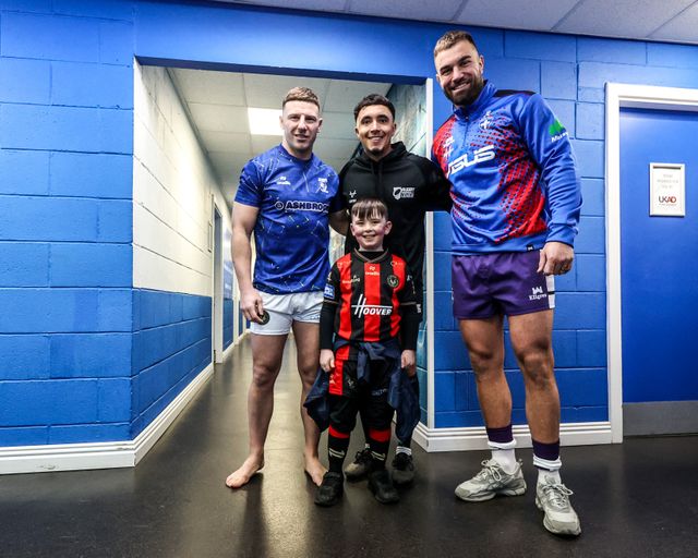A young Warrington fan has a photo with George Williams of Warrington Wolves, referee Liam Rush and Mike McMeeken of Wakefield Trinity during the Betfred Super League Round 3 match Warrington Wolves vs Wakefield Trinity at The Halliwell Jones Stadium, Warrington, United Kingdom on 28 February 2026

(Photo by Alfie Cosgrove/News Images)