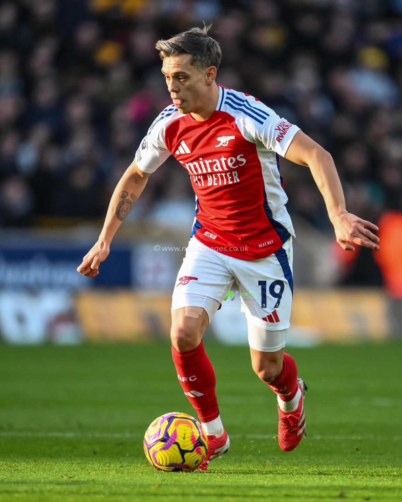 Leandro Trossard of Arsenal makes a break with the ball during the Premier League match Wolverhampton Wanderers vs Arsenal at Molineux, Wolverhampton, United Kingdom, 25th January 2025

(Photo by Craig Thomas/News Images)