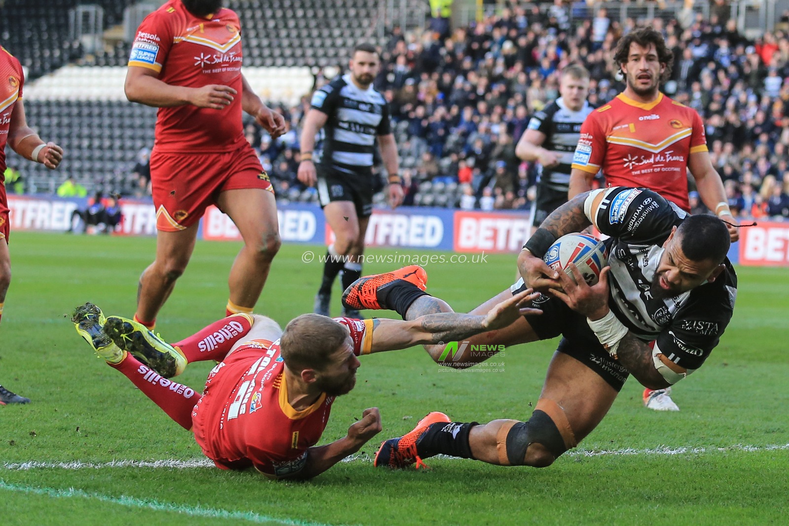 1st March 2020, KCOM Stadium, Hull, England; Betfred Super League, Hull FC v Catalans Dragons : Manu Maâ€™u (12) of Hull FC gets away from Sam Tomkins (29) of Catalans Dragons