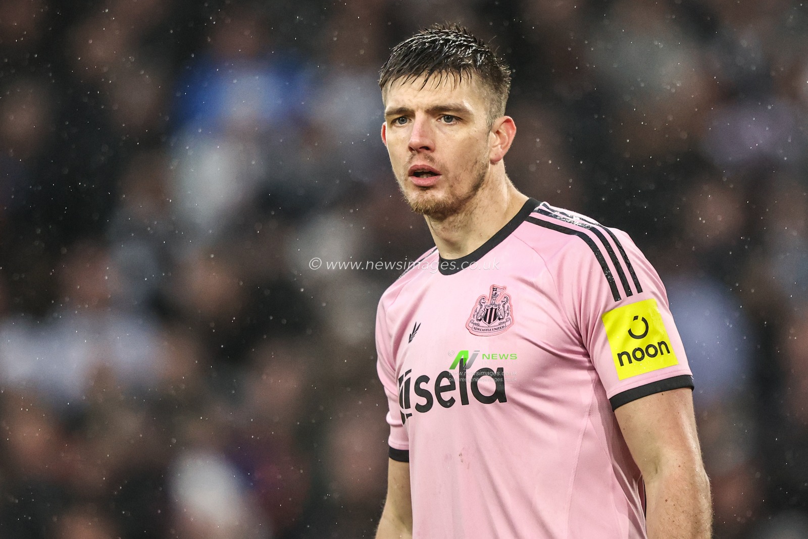Newcastle United goalkeeper Nick Pope during the Premier League match Wolverhampton Wanderers vs Newcastle United at Molineux, Wolverhampton, United Kingdom, 18th January 2026

(Photo by Alfie Cosgrove/News Images)