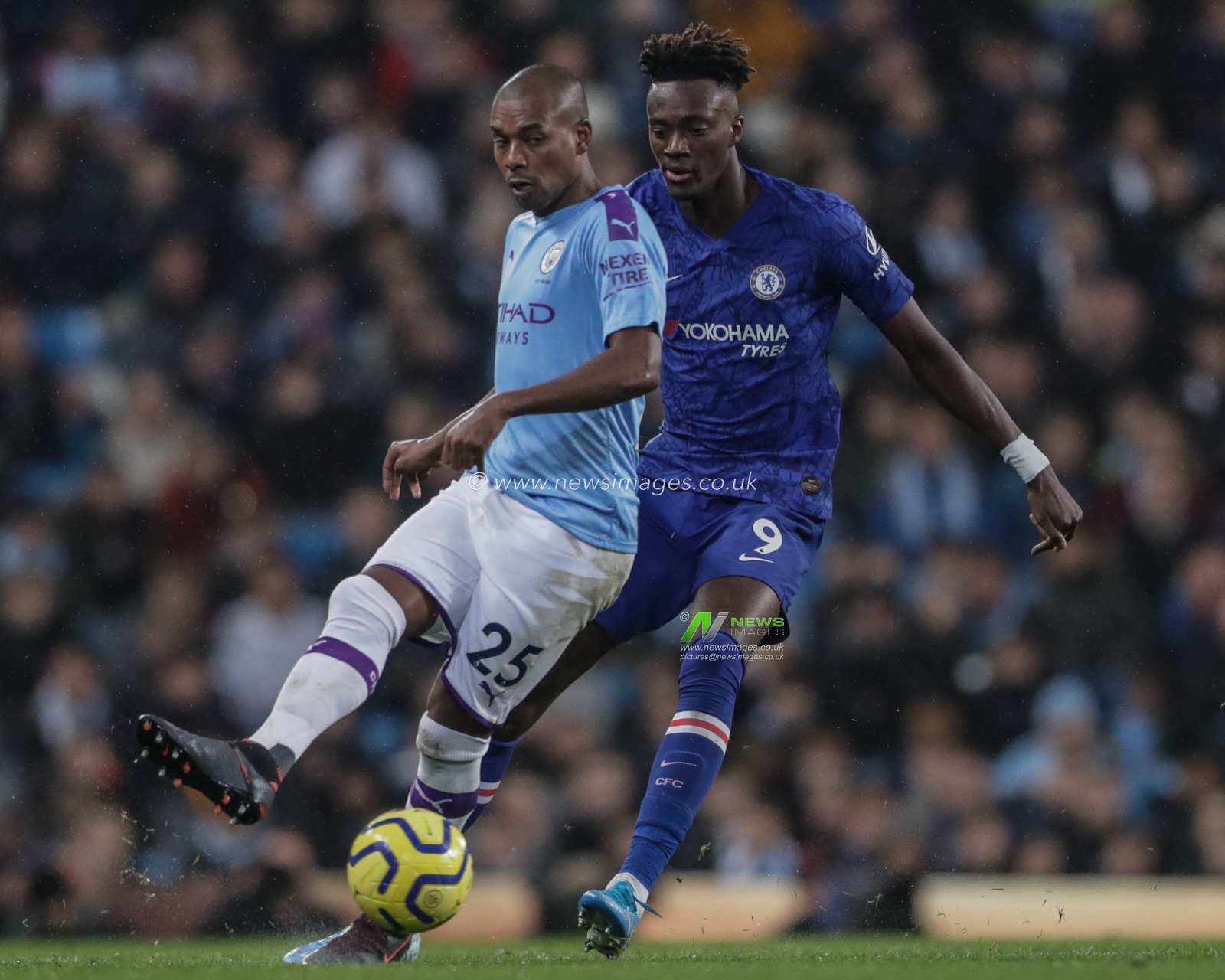 23rd November 2019, Etihad Stadium, Manchester, England; Premier League, Manchester City v Chelsea : Fernandinho (25) of Manchester City passes the ball as Tammy Abraham (9) of Chelsea pressures 

Credit: Mark Cosgrove/News Images