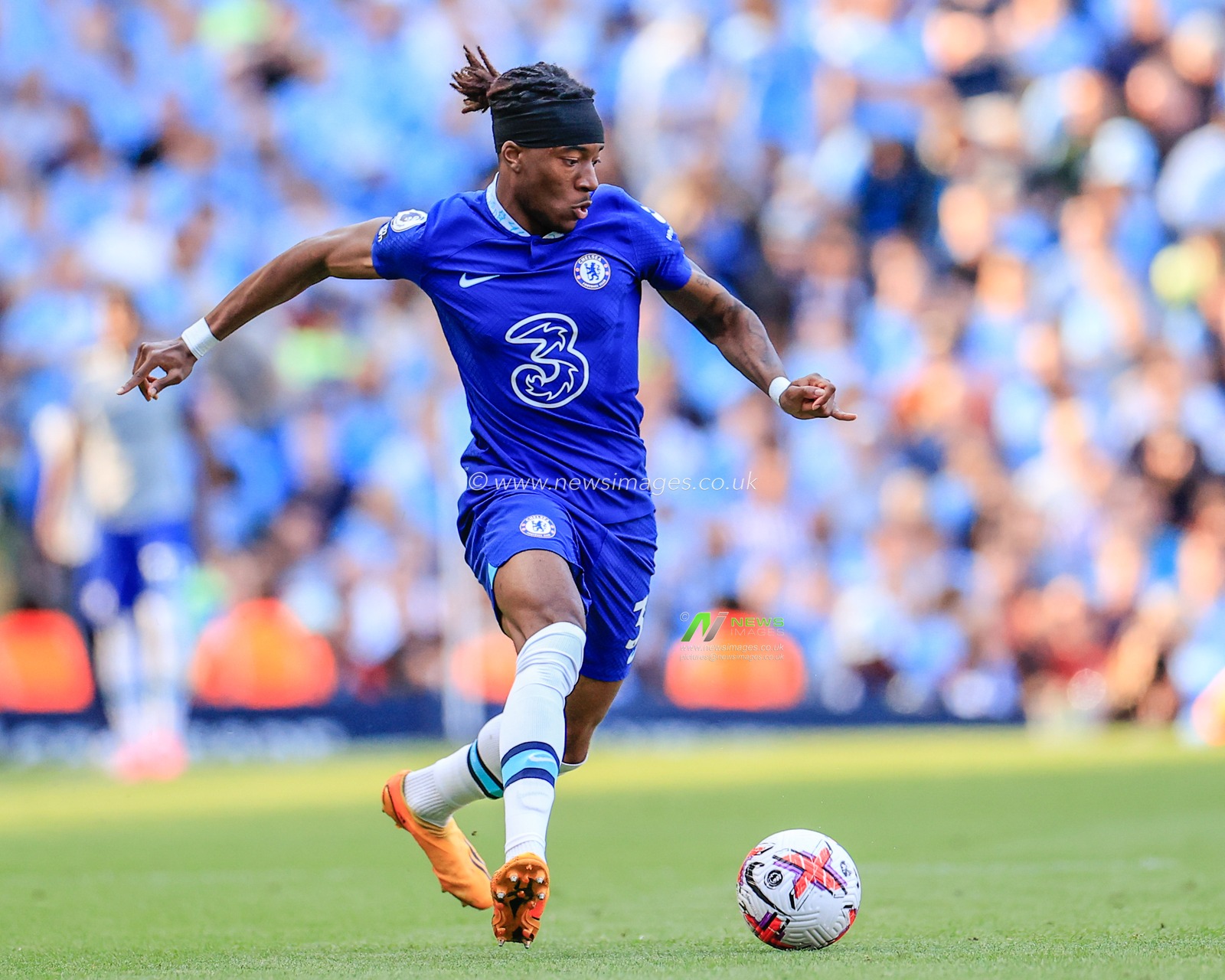 Noni Madueke #31 of Chelsea breaks with the ball during the Premier League match Manchester City vs Chelsea at Etihad Stadium, Manchester, United Kingdom, 21st May 2023

(Photo by Conor Molloy/News Images)