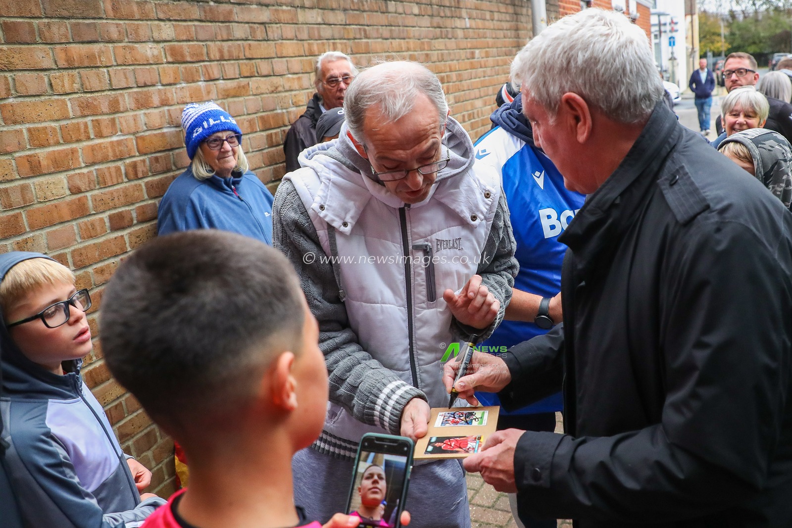 Steve Bruce of Blackpool signs his autograph with fans prior to the Emirates FA Cup First Round match Gillingham vs Blackpool at MEMS Priestfield Stadium, Gillingham, United Kingdom, 2nd November 2024

(Photo by Izzy Poles/News Images)