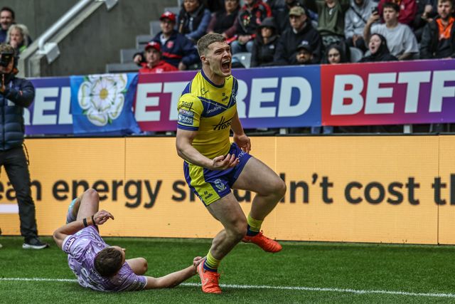 Jake Thewlis of Warrington Wolves celebrates his try during the Betfred Magic Weekend 2025 match Wigan Warriors vs Warrington Wolves at St. James's Park, Newcastle, United Kingdom, 4th May 2025

(Photo by Mark Cosgrove/News Images)