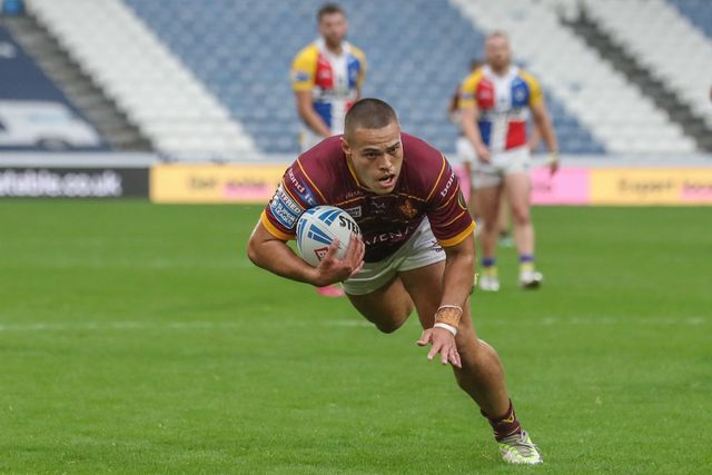 Tui Lolohea of Huddersfield Giants goes over for a try during the Betfred Super League Round 25 match Huddersfield Giants vs London Broncos at John Smith's Stadium, Huddersfield, United Kingdom, 8th September 2024

(Photo by Alfie Cosgrove/News Images)