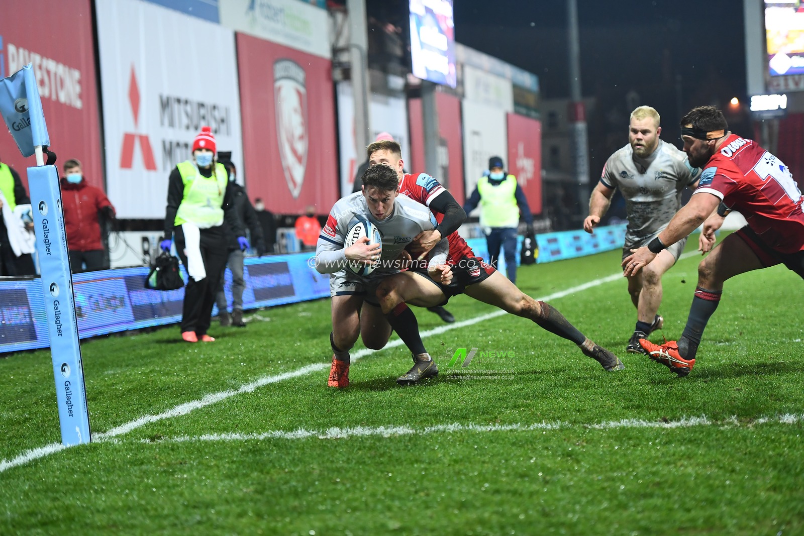 TOM ROEBUCK #14 of Sale Sharks drives for the try line.