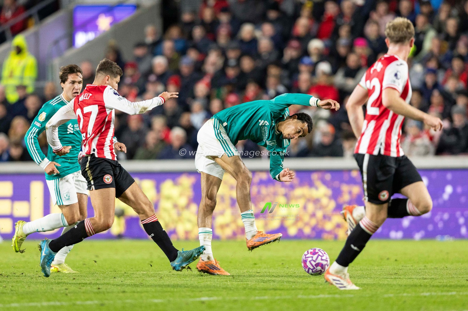Hugo Ekitiké of Liverpool shoots at goal during the Premier League match Brentford vs Liverpool at The Gtech Community Stadium, London, United Kingdom, 25th October 2025

(Photo by Ian Stephen/News Images)
