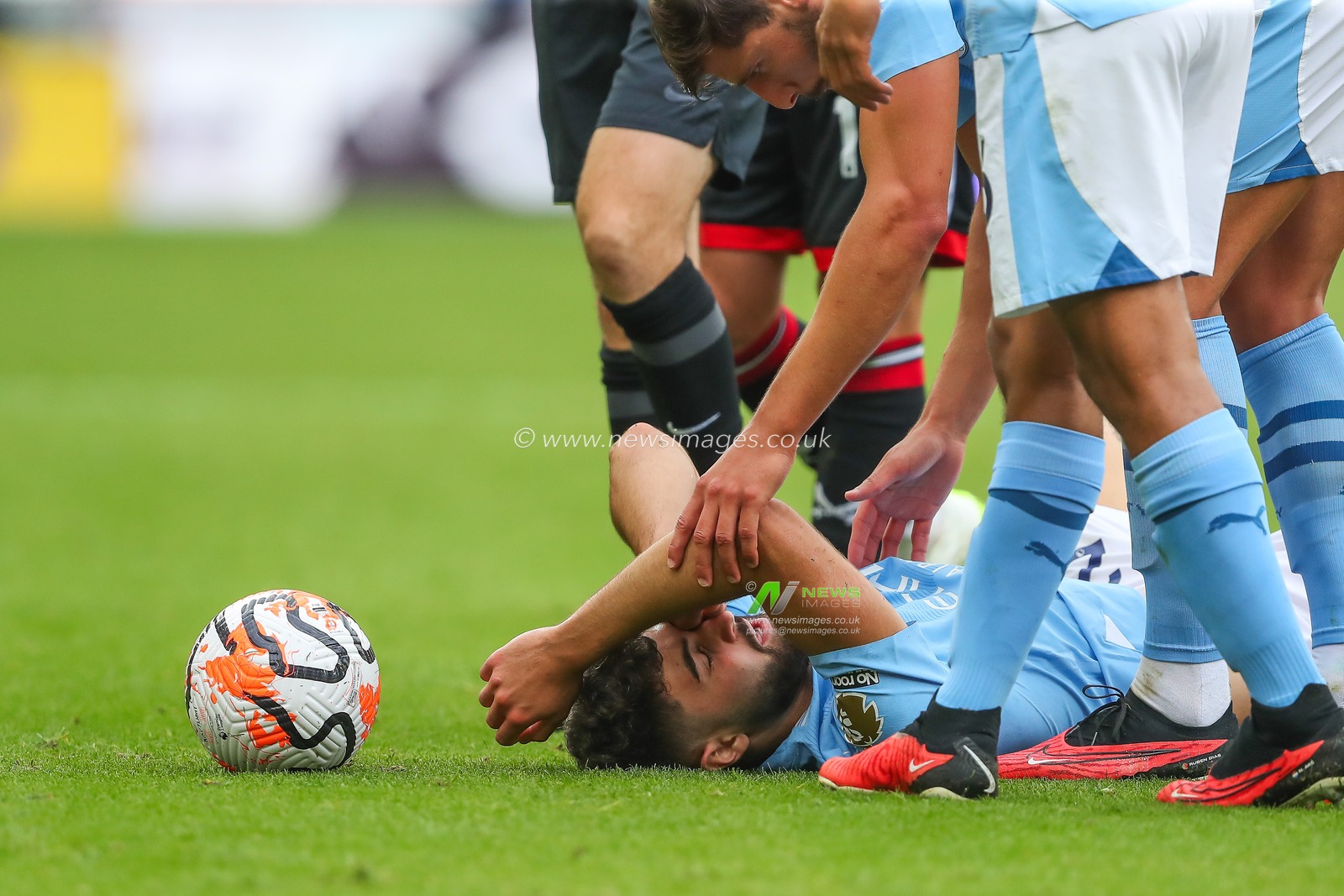 JoÅ¡ko Gvardiol #24 of Manchester City goes down with an injuryduring the Premier League match Sheffield United vs Manchester City at Bramall Lane, Sheffield, United Kingdom, 27th August 2023

(Photo by Gareth Evans/News Images)