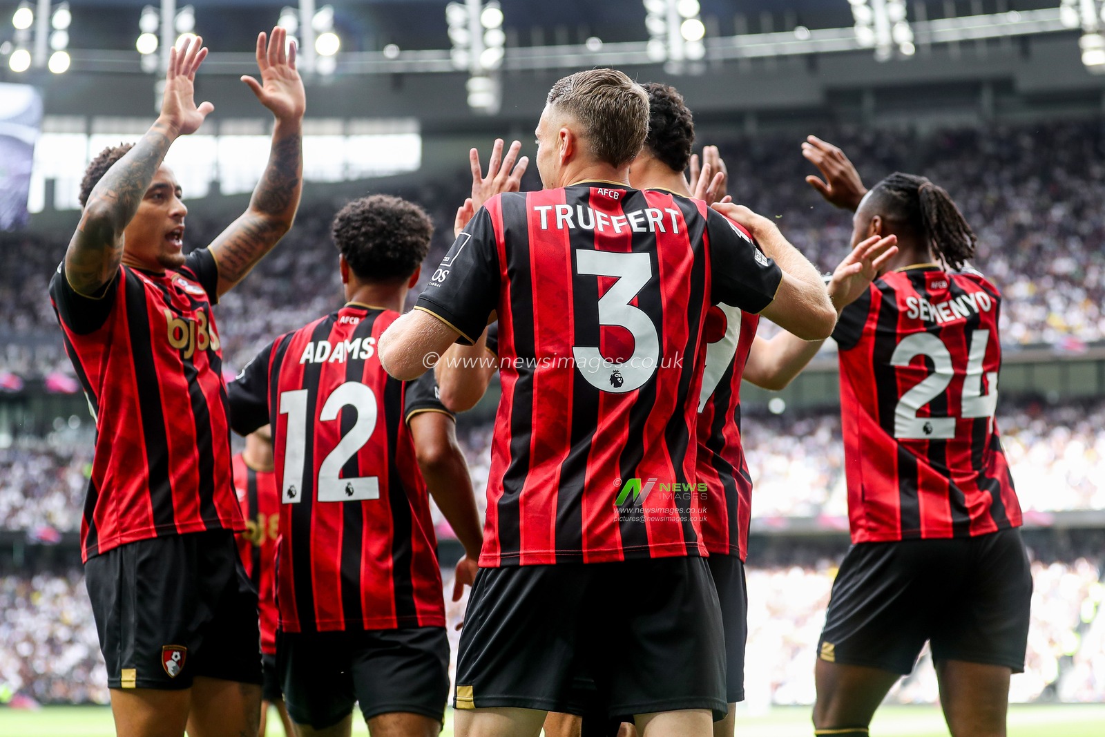 Evanlison of AFC Bournemouth celebrates his goal with teammates to make it 0-1 during the Premier League match Tottenham Hotspur vs Bournemouth at Tottenham Hotspur Stadium, London, United Kingdom, 30th August 2025

(Photo by Izzy Poles/News Images)