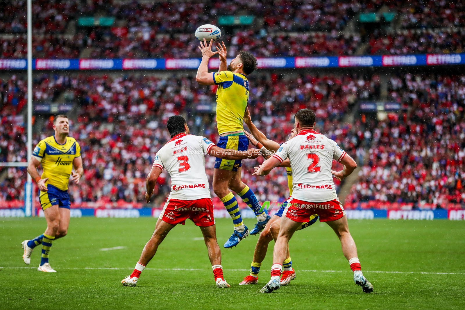 Toby King of Warrington Wolves catches the ball during the Betfred Challenge Cup Final Warrington Wolves vs Hull KR at Wembley Stadium, London, United Kingdom, 7th June 2025

(Photo by Izzy Poles/News Images)
