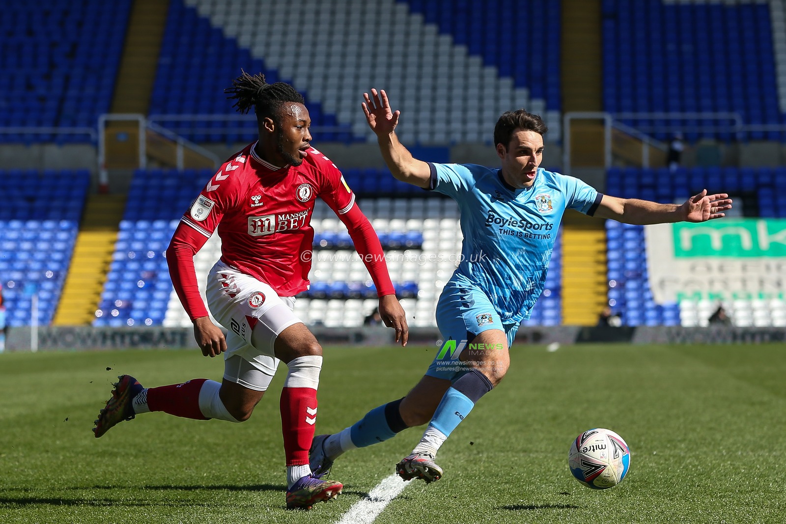 Antoine Semenyo #18 of Bristol City dribbles the ball whilst under pressure from Matthew James #25 of Coventry City