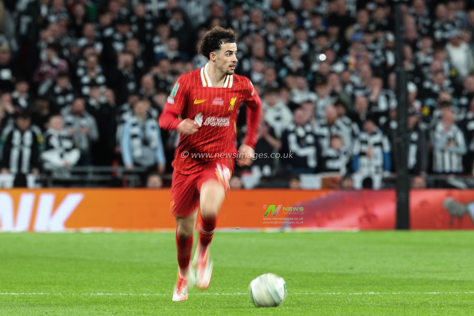 Curtis Jones of Liverpool breaks with the ball during the Carabao Cup Final match Liverpool vs Newcastle United at Wembley Stadium , London, United Kingdom, 16th March 2025

(Photo by Alfie Cosgrove/News Images)