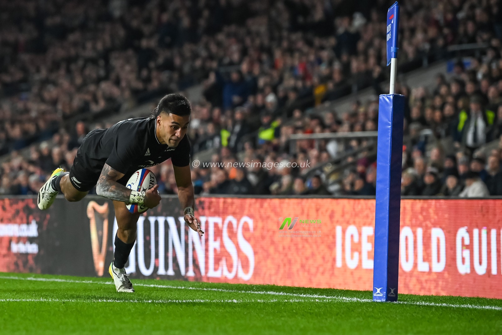 Rieko Ioane of New Zealand goes over for a try during the Autumn internationals match England vs New Zealand at Twickenham Stadium, Twickenham, United Kingdom, 19th November 2022

(Photo by Craig Thomas/News Images)