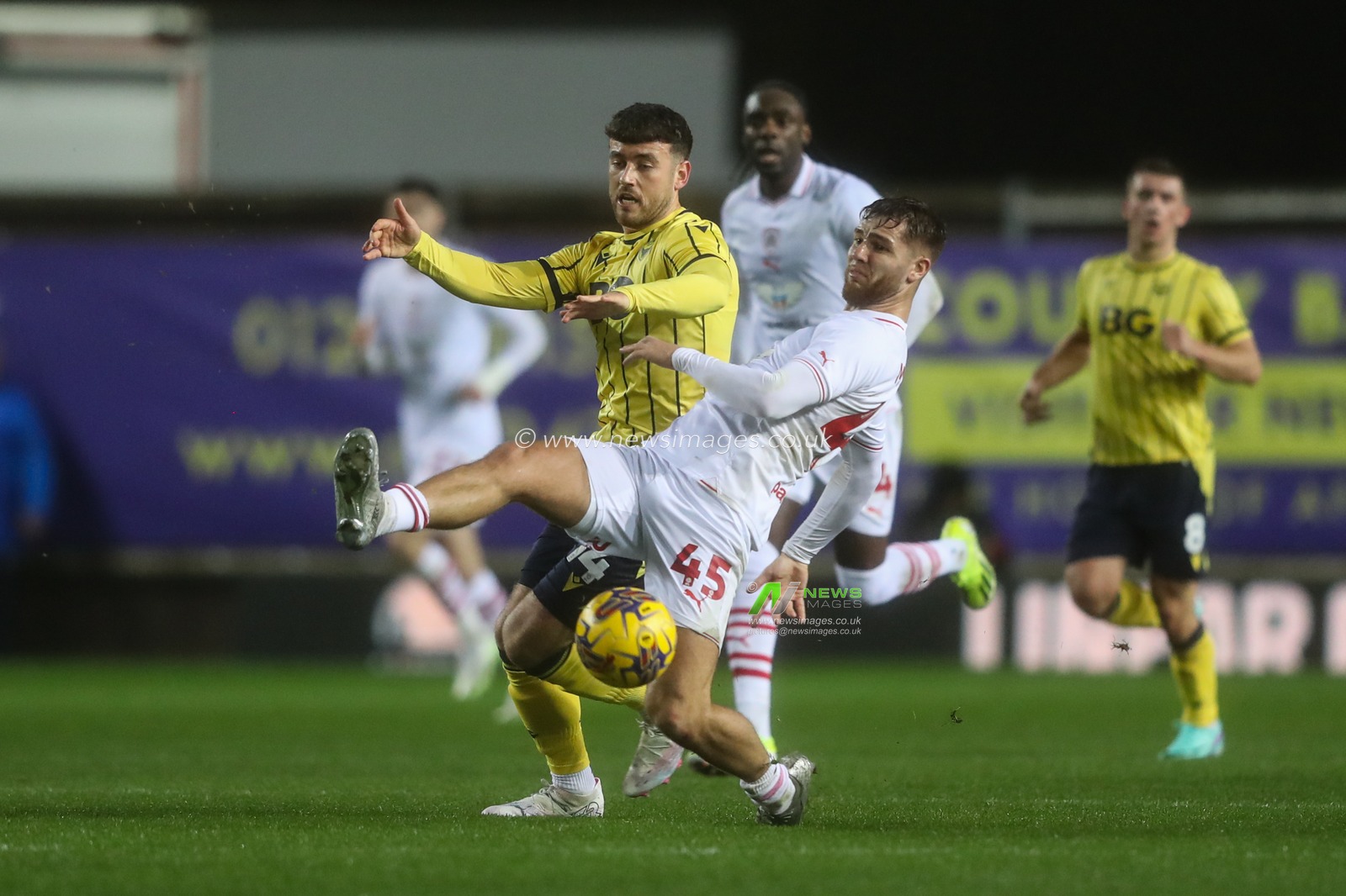 John Mcatee of Barnsley and Oisin Smyth of Oxford United battle for the ball during the Sky Bet League 1 match Oxford United vs Barnsley at Kassam Stadium, Oxford, United Kingdom, 23rd January 2024

(Photo by Alfie Cosgrove/News Images)