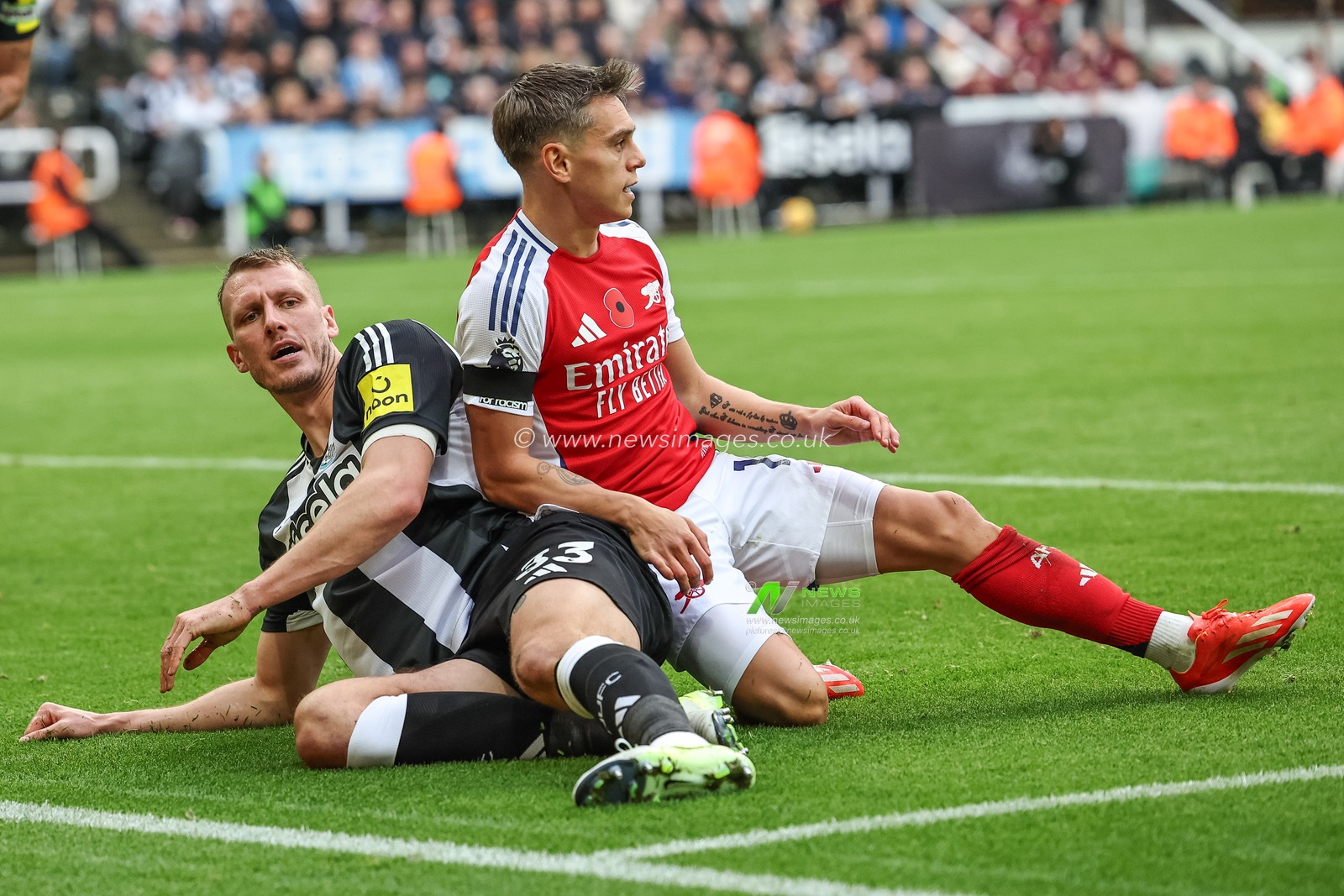 Dan Burn of Newcastle United defends his area from Leandro Trossard of Arsenal during the Premier League match Newcastle United vs Arsenal at St. James's Park, Newcastle, United Kingdom, 2nd November 2024

(Photo by Mark Cosgrove/News Images)