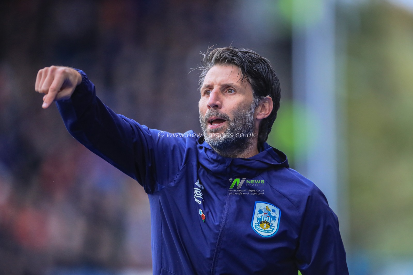 26th October 2019, John Smith's Stadium, Huddersfield, England; Sky Bet Championship, Huddersfield Town v Barnsley : Danny Cowley manager of Huddersfield Town gives his team instructions 

Credit: Mark Cosgrove/News Images