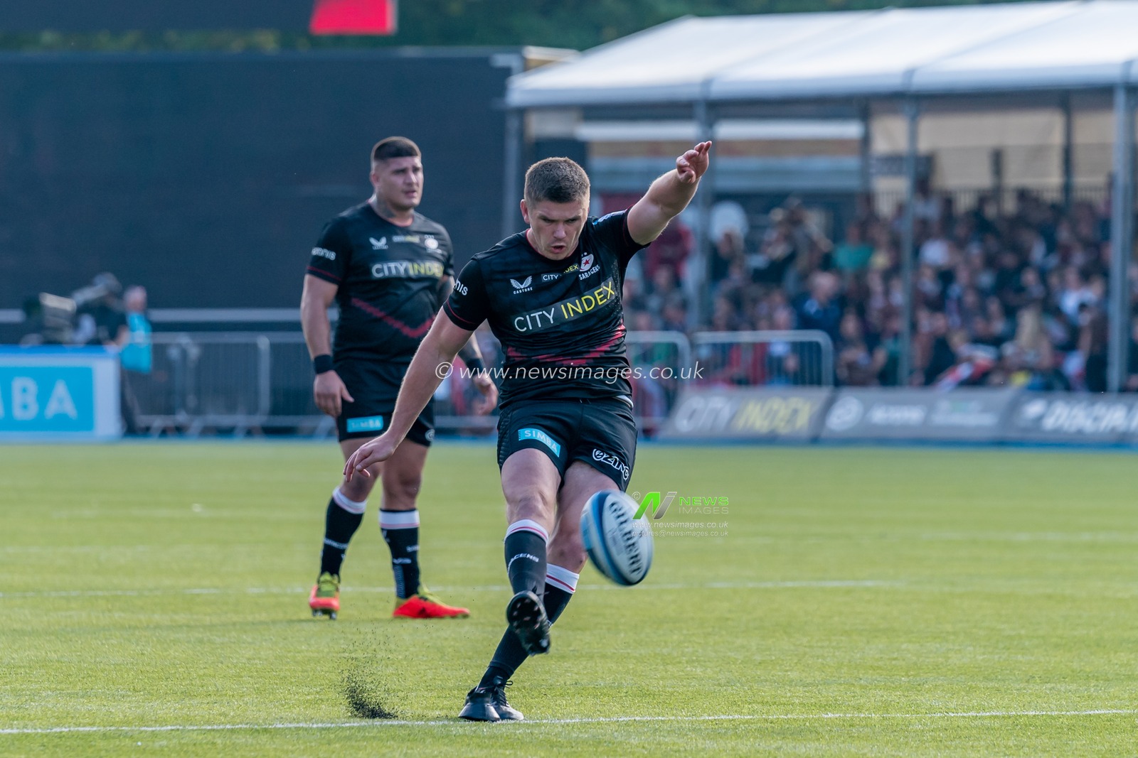 Owen Farrell #10 of Saracens penalty kick