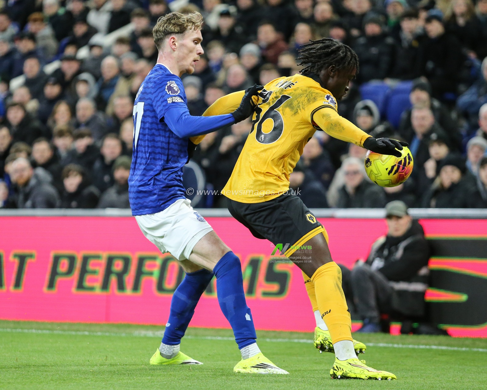 Mateus Mane of Wolverhampton Wanderers holds off James Garner of Everton during the Premier League match Everton vs Wolverhampton Wanderers at Hill Dickinson Stadium, Liverpool, United Kingdom, 7th January 2026

(Photo by Richard Bierton/News Images)

*** GER AUT SUI OUT ***