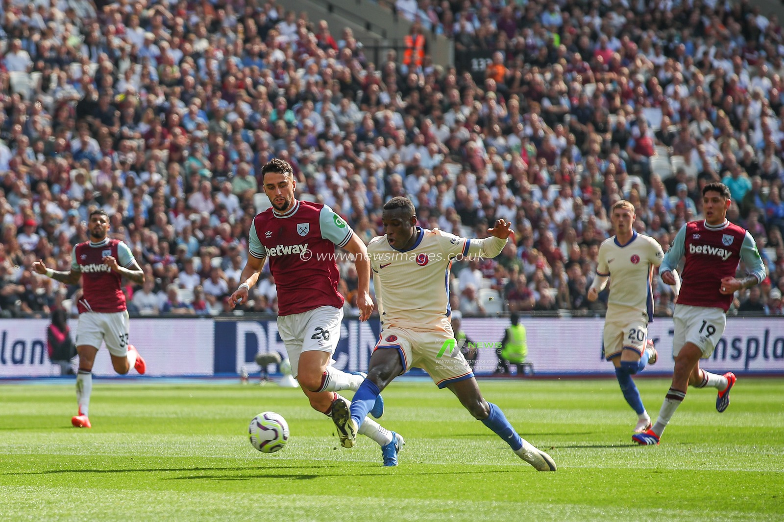 Nicolas Jackson of Chelsea scores a goal to make it 0-2 during the Premier League match West Ham United vs Chelsea at London Stadium, London, United Kingdom, 21st September 2024

(Photo by Gareth Evans/News Images)