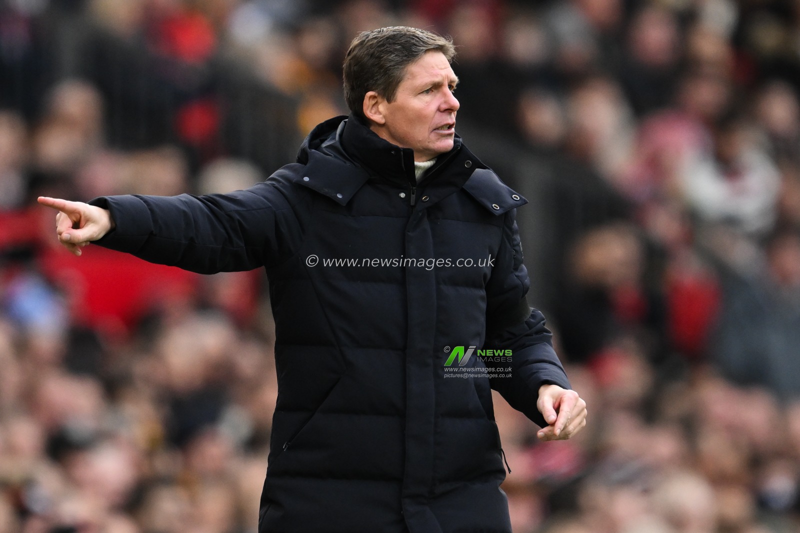 Oliver Glasner Manager of Crystal Palace gives his players instructions during the Premier League match Manchester United vs Crystal Palace at Old Trafford, Manchester, United Kingdom, 2nd February 2025

(Photo by Craig Thomas/News Images)