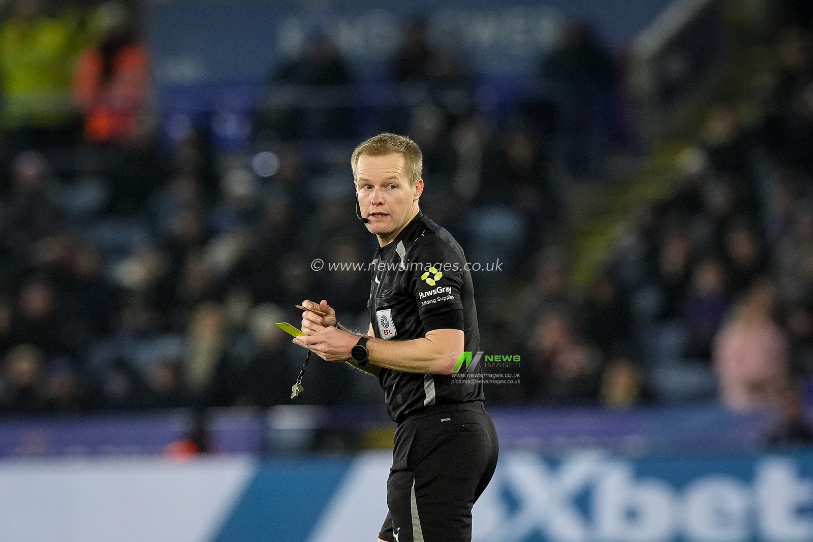 Referee Gavin Ward shows a yellow card to Jordan James of Leicester City during the Sky Bet Championship match Leicester City vs Derby County at King Power Stadium, Leicester, United Kingdom, 29th December 2025

(Photo by Maynard Manyowa/News Images)

*** GER AUT SUI OUT ***