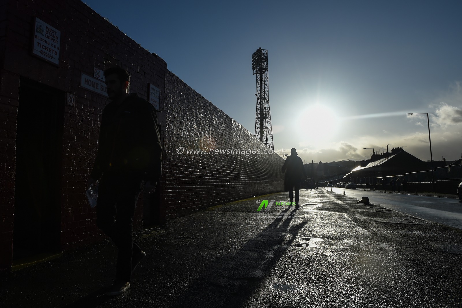 14th December 2019, Oakwell, Barnsley, England; Sky Bet Championship, Barnsley v Queens Park Rangers : Fan arrives at Oakwell for the Championship match between  Barnsley and QPR.

Credit: Dean Williams/News Images