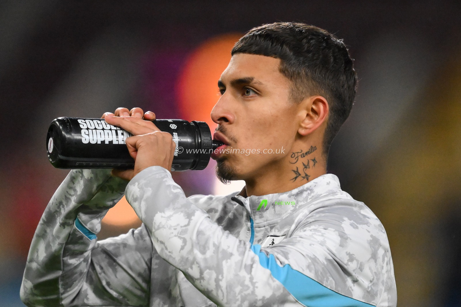 Jeremy Sarmiento of Burnley takes a drink during the pre-game warmup ahead of the Sky Bet Championship match Burnley vs Coventry City at Turf Moor, Burnley, United Kingdom, 26th November 2024

(Photo by Craig Thomas/News Images)