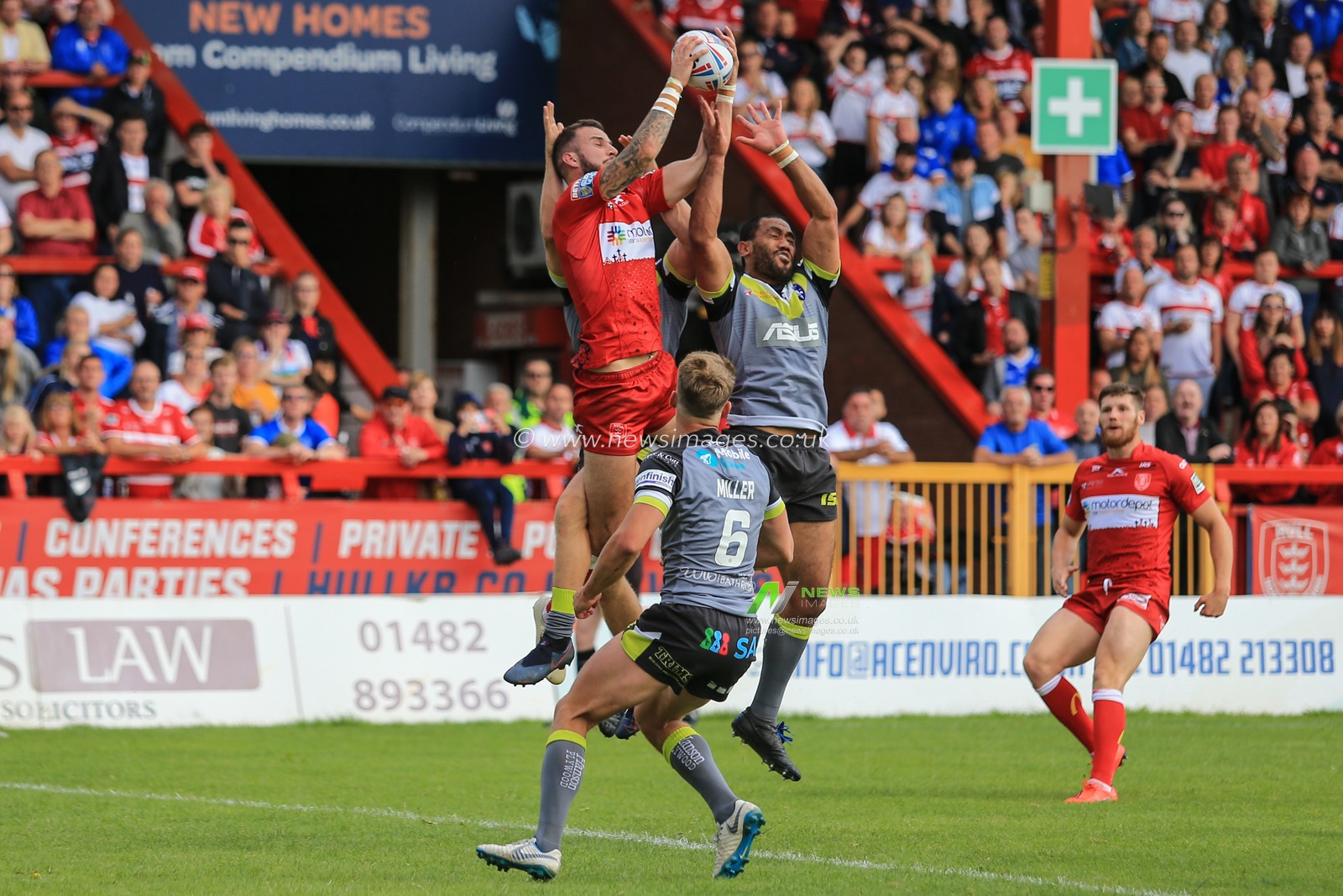 18th August 2019, KCOM Craven Park, Hull, England; Betfred Super League, Round 26, Hull KR vs Wakefield Trinity ; Ben Crooks (3) of Hull KR catches the high ball


Credit: David Greaves/News Images