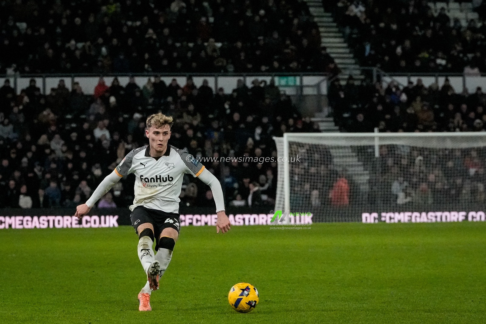 Bobby Clark of Derby County passes the ball during the Sky Bet Championship match Derby County vs Wrexham at Pride Park Stadium, Derby, United Kingdom, 4th January 2026

(Photo by Maynard Manyowa/News Images)

*** GER AUT SUI OUT ***
