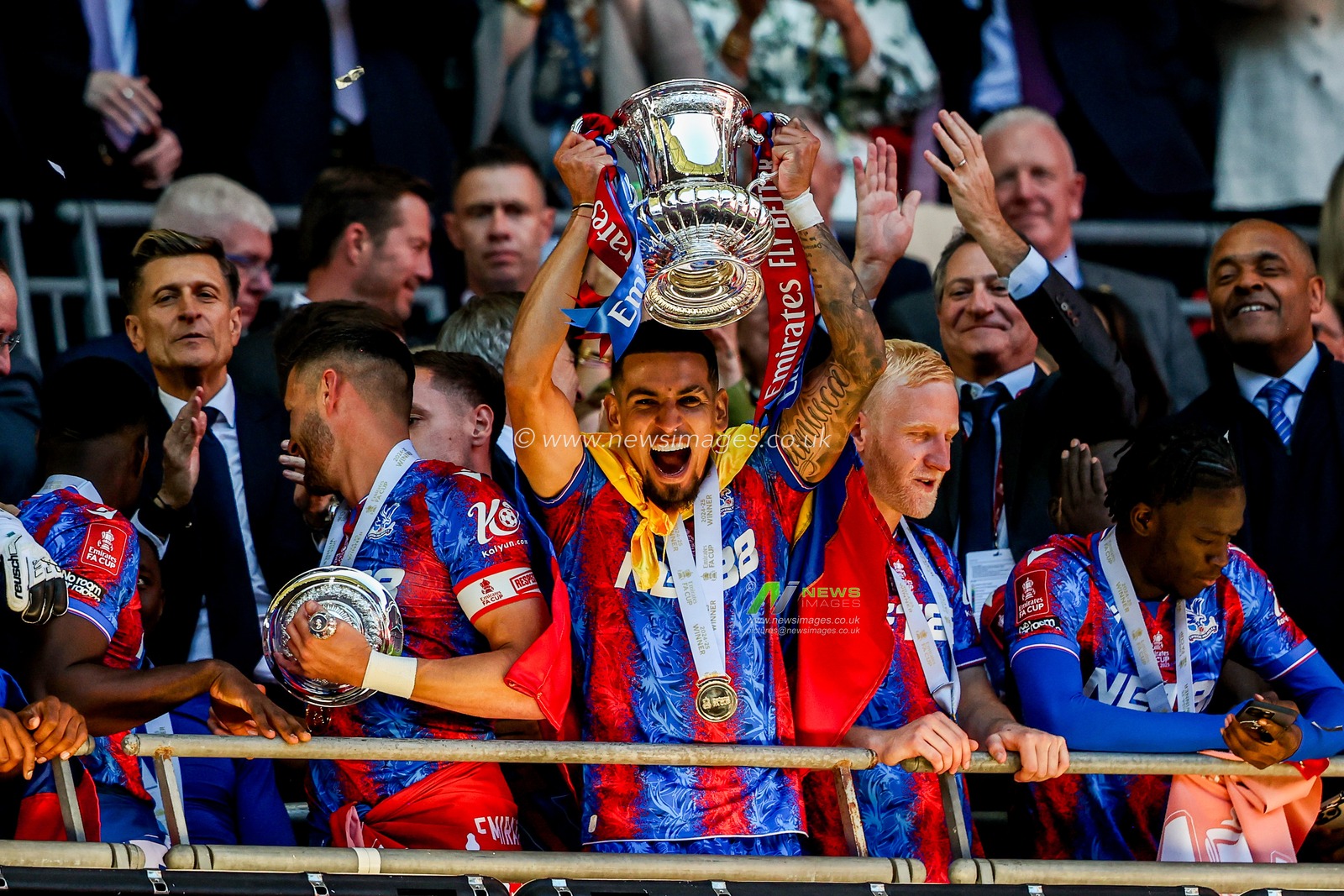 Daniel Munoz of Crystal Palace lifts the FA Cup after the teams victory following the Emirates FA Cup Final match Crystal Palace vs Manchester City at Wembley Stadium, London, United Kingdom, 17th May 2025

(Photo by Alfie Cosgrove/News Images)
