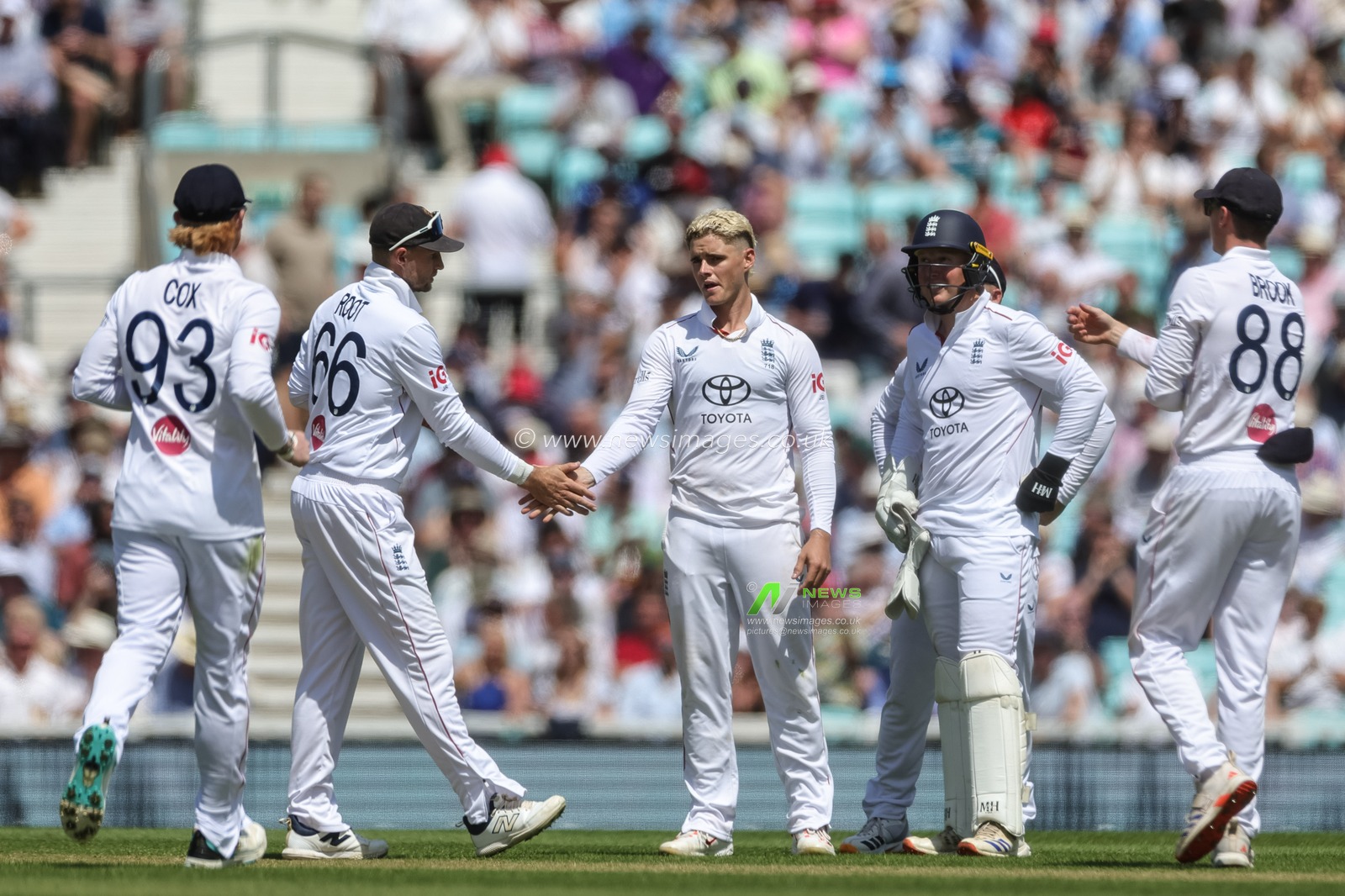 Jacob Bethell of England celebrates the wicket of Kyle Jamieson of New Zealand with England captain Joe Root during the 2nd Rothesay Test Match Day 2 match England vs New Zealand at The Kia Oval, London, United Kingdom on 18 June 2026

(Photo by Mark Cosgrove/News Images)