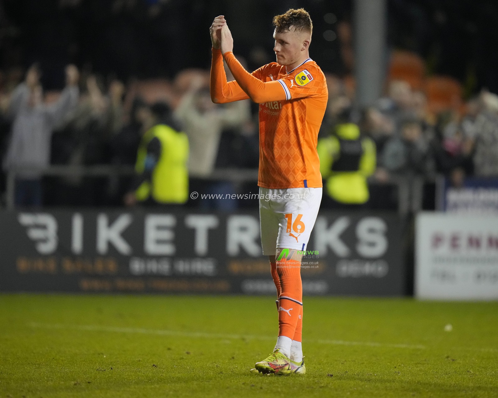 Sonny Carey #16 of Blackpool salutes the fans after the Sky Bet Championship match Blackpool vs Sheffield United at Bloomfield Road, Blackpool, United Kingdom, 29th December 2022

(Photo by Steve Flynn/News Images)