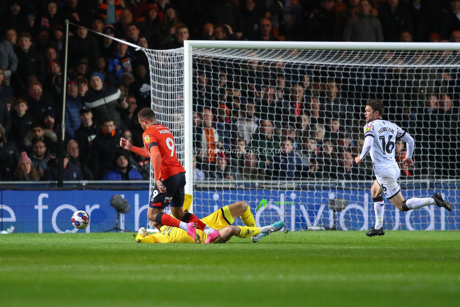 Zack Steffen #1 of Middlesbrough fouls Carlton Morris #9 of Luton Town in the penalty box during the Sky Bet Championship match Luton Town vs Middlesbrough at Kenilworth Road, Luton, United Kingdom, 24th April 2023

(Photo by Gareth Evans/News Images)