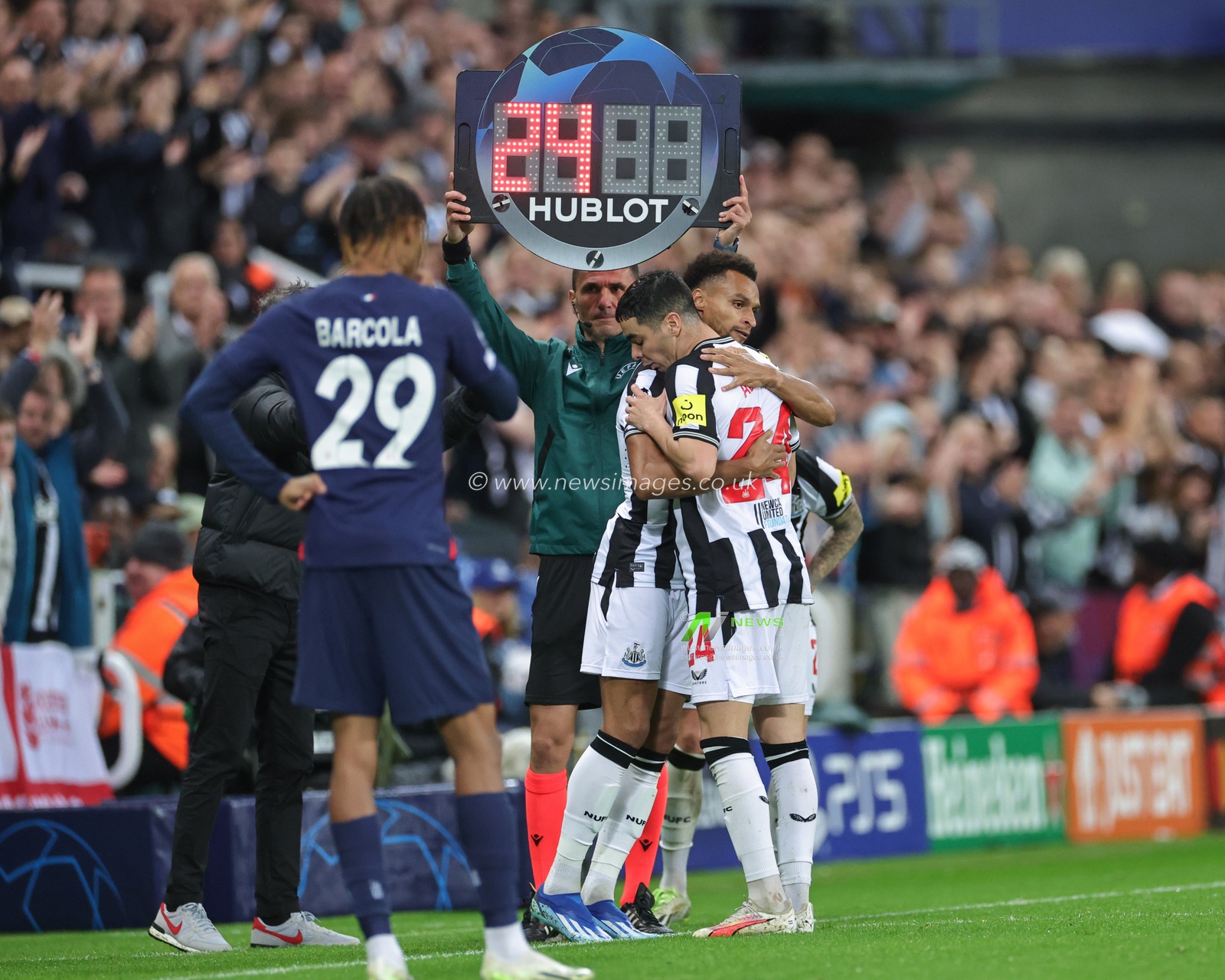 Jacob Murphy #23 of Newcastle United comes on for Miguel AlmirÃ³n #24 of Newcastle United during the UEFA Champions League match Newcastle United vs Paris Saint-Germain at St. James's Park, Newcastle, United Kingdom, 4th October 2023

(Photo by Mark Cosgrove/News Images)