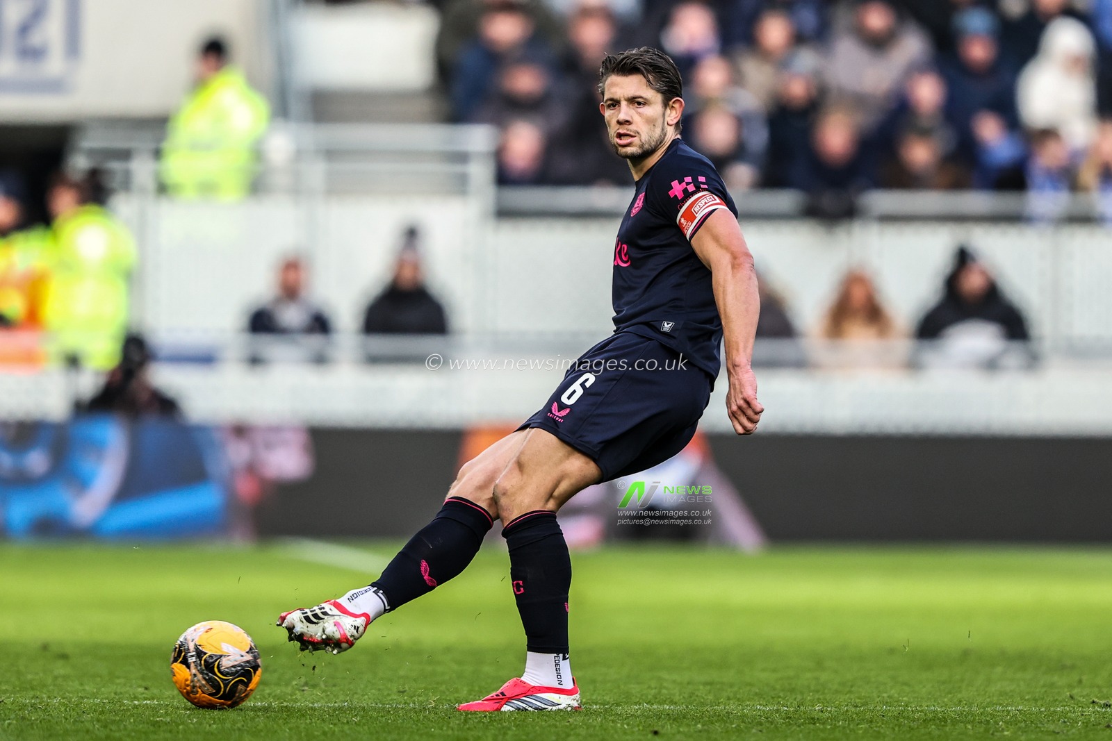 James Tarkowski of Everton passes the ball during the Emirates FA Cup Third Round match Everton vs Sunderland at Hill Dickinson Stadium, Liverpool, United Kingdom, 10th January 2026

(Photo by Alfie Cosgrove/News Images)