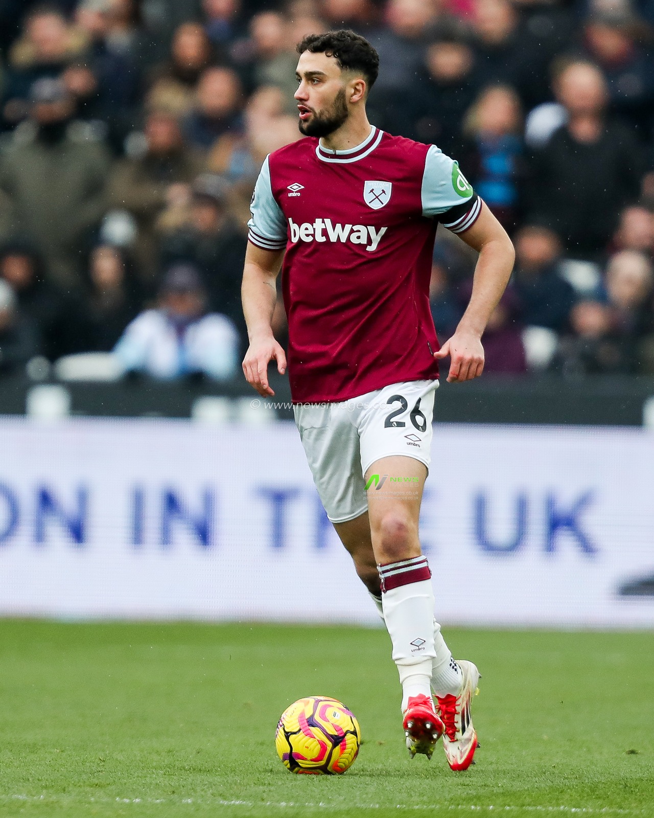 Maximilian Kilman of West Ham United runs with the ball during the Premier League match West Ham United vs Brentford at London Stadium, London, United Kingdom, 15th February 2025

(Photo by Izzy Poles/News Images)