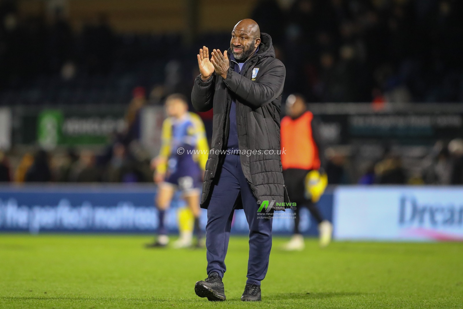 Darren Moore manager of Sheffield Wednesday applauds the travelling fans after the Sky Bet League 1 match Wycombe Wanderers vs Sheffield Wednesday at Adams Park, High Wycombe, United Kingdom, 14th January 2023

(Photo by Gareth Evans/News Images)