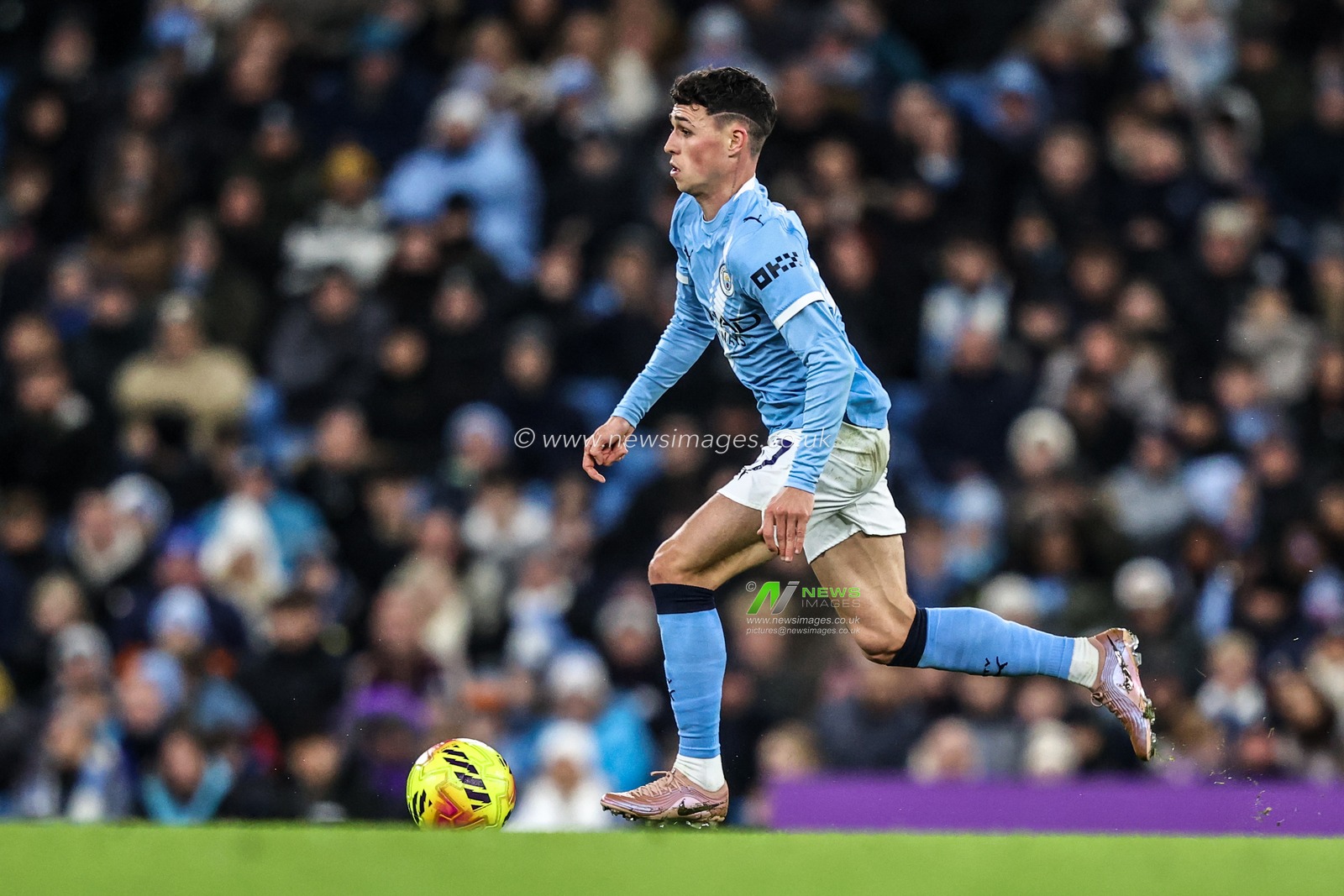 Phil Foden of Manchester City breaks with the ball during the Premier League match Manchester City vs Brighton and Hove Albion at Etihad Stadium, Manchester, United Kingdom, 7th January 2026

(Photo by Alfie Cosgrove/News Images)

*** GER AUT SUI OUT ***