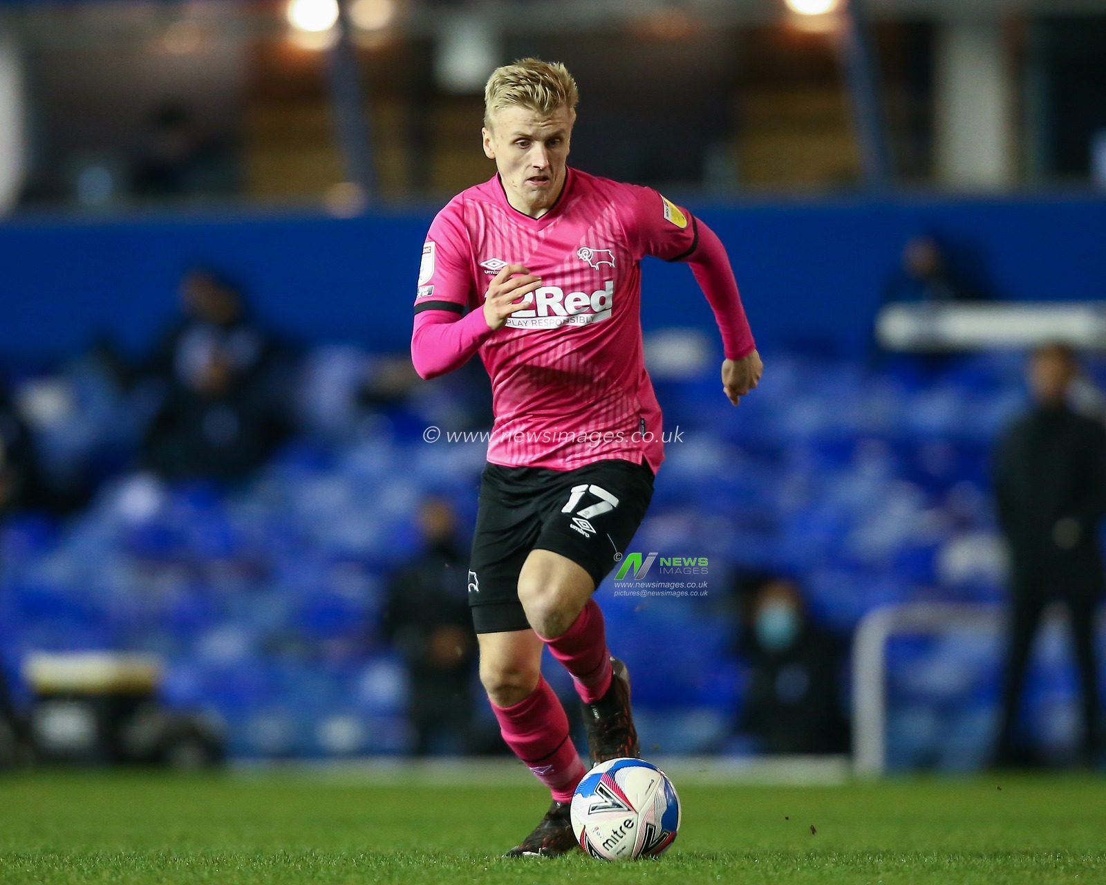 Louie Sibley #17 of Derby County dribbles the ball