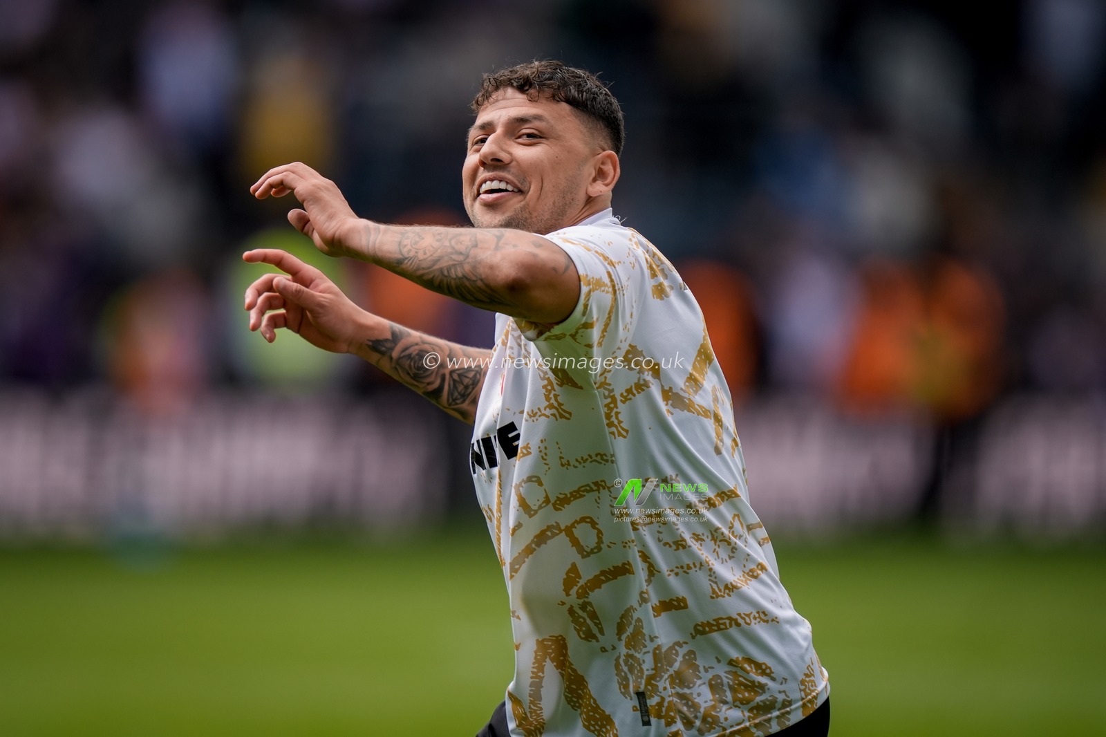 Gustavo Hamer of Sheffield United applauds the fans and celebrates his team victory after the final whistle  during the Sky Bet Championship match Derby County vs Sheffield United at Pride Park Stadium, Derby, United Kingdom on 02 May 2026

(Photo by Maynard Manyowa/News Images)