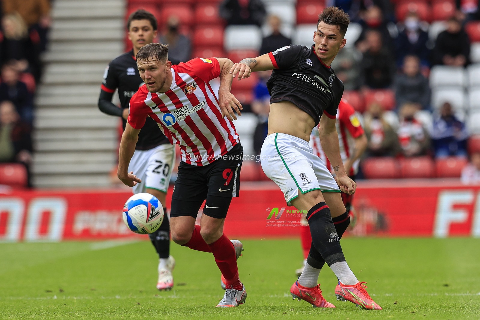 Charlie Wyke #9 of Sunderland and Lewis Montsma #4 of Lincoln City fights for possession
