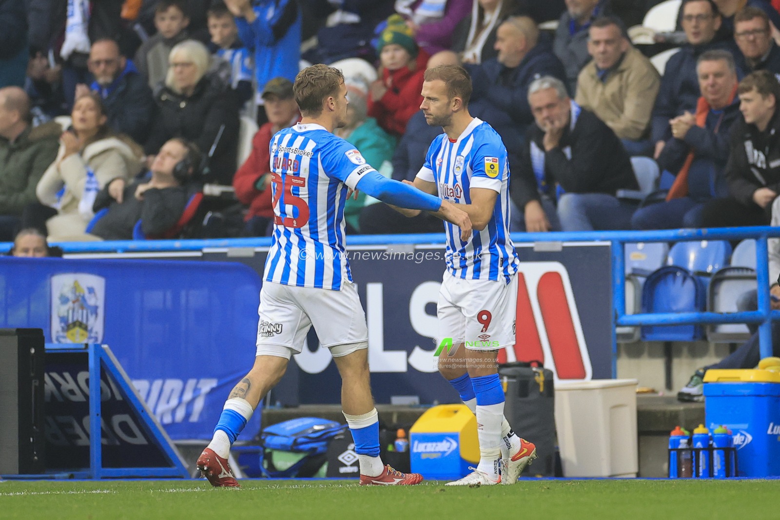 Danny Ward #25 of Huddersfield Town is substituted by Jordan Rhodes #9 of Huddersfield Town during the Sky Bet Championship match Huddersfield Town vs Millwall at John Smith's Stadium, Huddersfield, United Kingdom, 29th October 2022

(Photo by Conor Molloy/News Images)