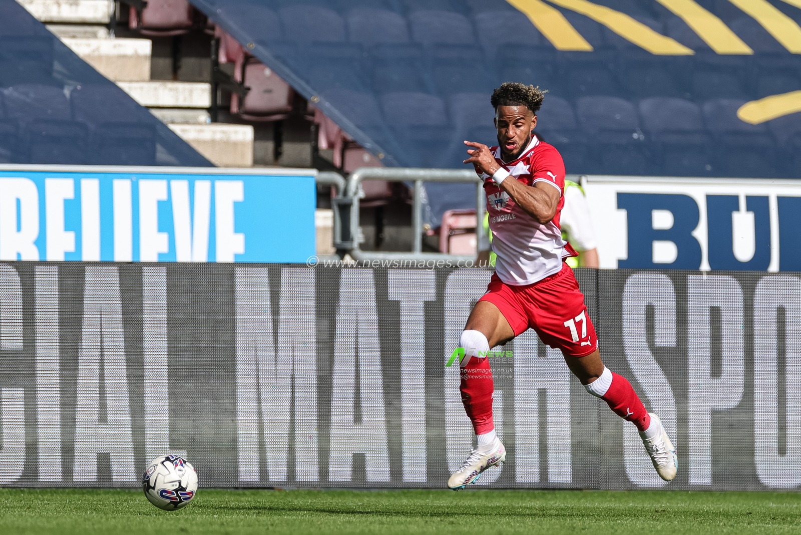 Barry Cotter #17 of Barnsley breaks with the ball during the Sky Bet League 1 match Wigan Athletic vs Barnsley at DW Stadium, Wigan, United Kingdom, 26th August 2023

(Photo by Mark Cosgrove/News Images)