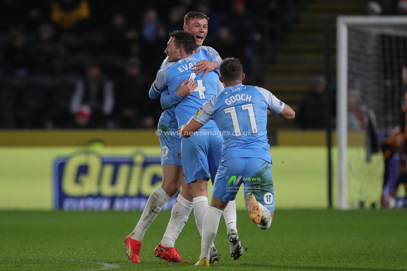 Sunderland players celebrate their opening goal during the Sky Bet Championship match Hull City vs Sunderland at MKM Stadium, Hull, United Kingdom, 17th December 2022

(Photo by James Heaton/News Images)