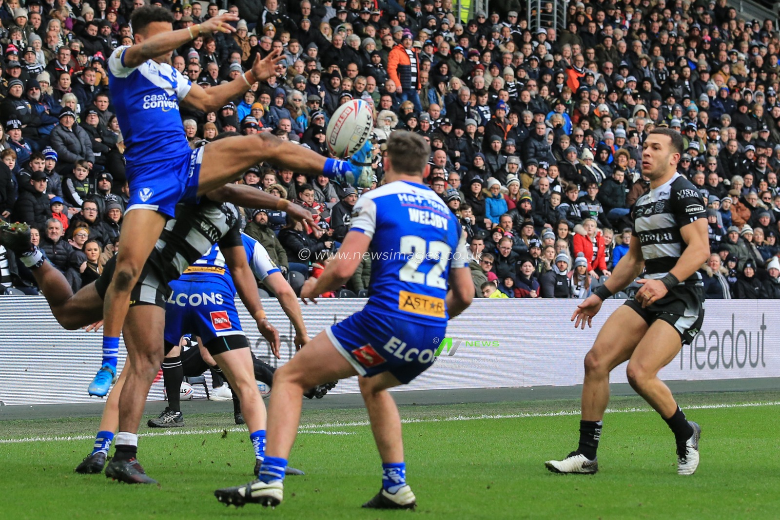 16th February 2020, KC Stadium, Hull, England; Betfred Super League, Hull FC v Saint Helens : Jonny Lomax (6) of St Helens fails to gather the high ball
