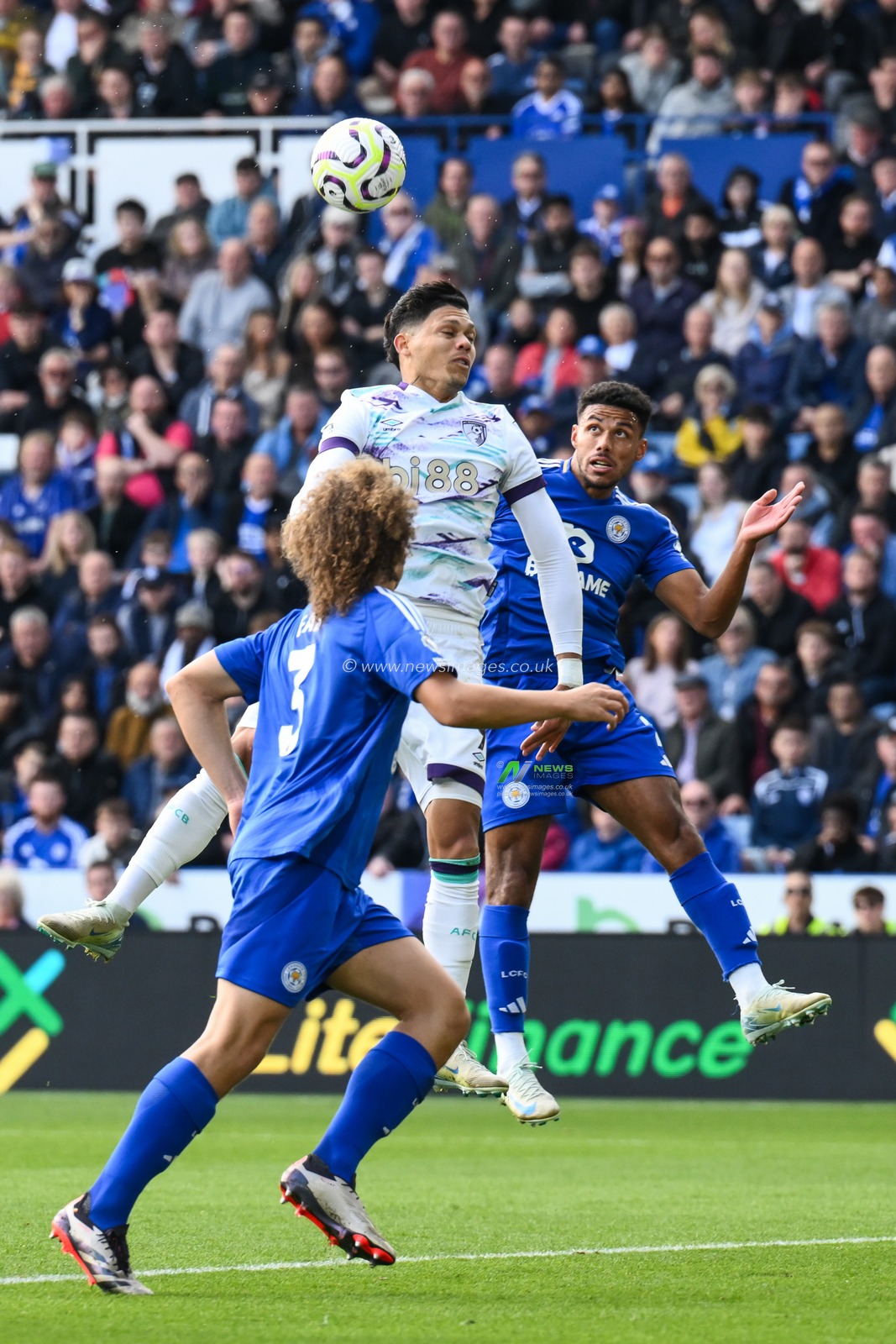 Evanilson of Bournemouth and James Justin of Leicester City battles for the high ball during the Premier League match Leicester City vs Bournemouth at King Power Stadium, Leicester, United Kingdom, 5th October 2024

(Photo by Craig Thomas/News Images)
