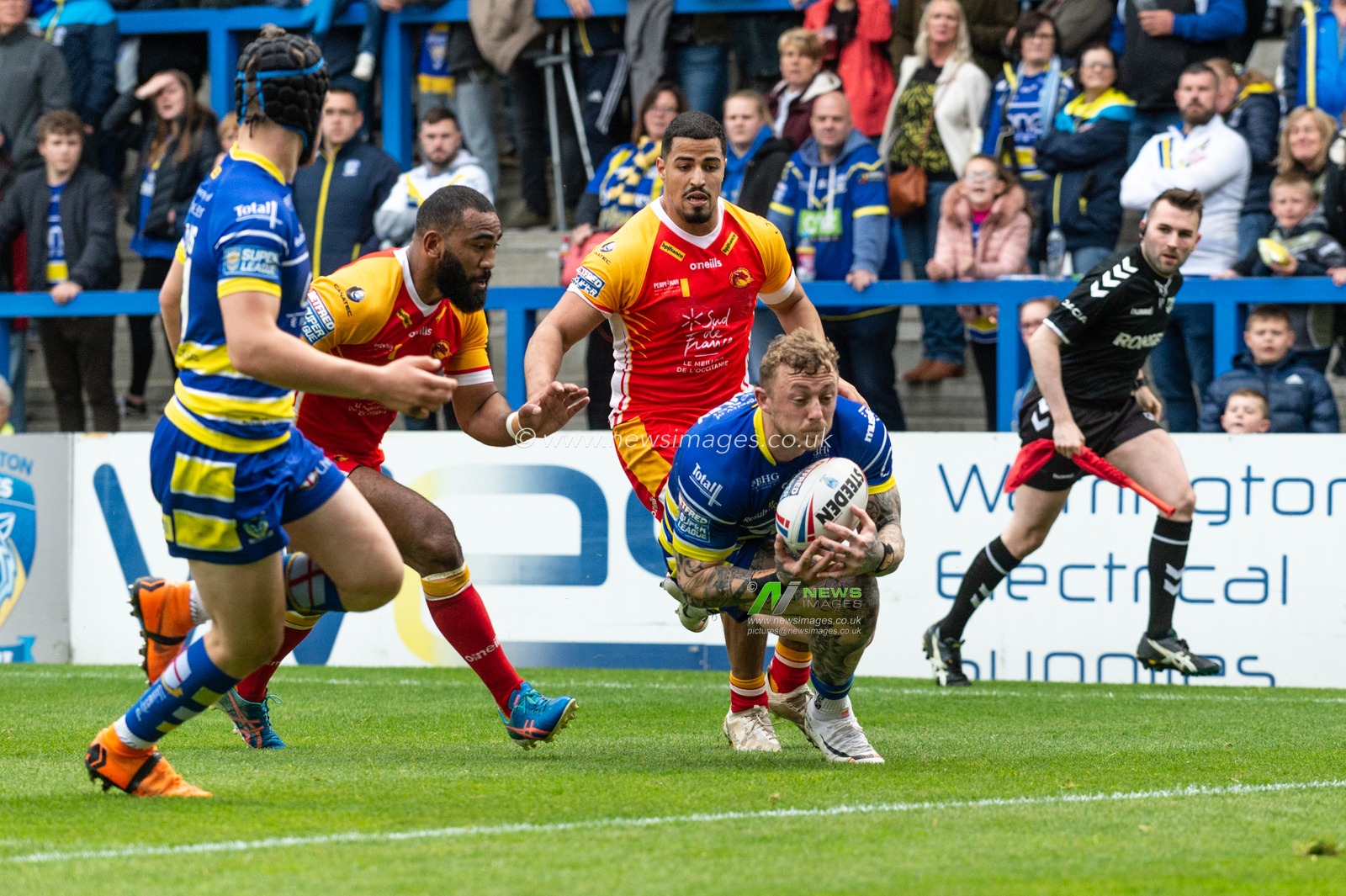 8th June 2019 , Halliwell Jones Stadium, Warrington, England;  Betfred Super League, Round 17, Warrington Wolves vs Catalans Dragons ; Josh Charnley of Warrington Wolves collects the ball on his try-line


Credit: Richard Long/News Images