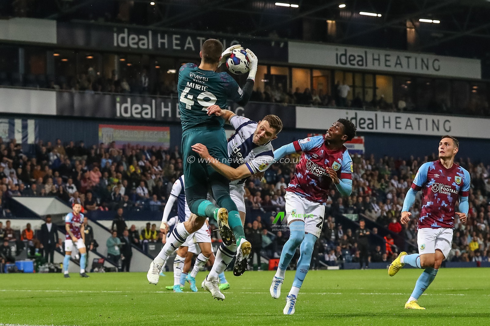 Dara O'Shea #4 of West Bromwich Albion and Arijanet MuriÄ‡ #49 of Burnley collide during the Sky Bet Championship match West Bromwich Albion vs Burnley at The Hawthorns, West Bromwich, United Kingdom, 2nd September 2022

(Photo by Gareth Evans/News Images)